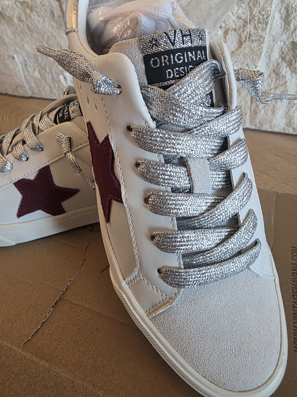 NWT VINTAGE HAVANA Off White Sneakers with Burgundy Star - size 7.5 Womens - Picture 3 of 8
